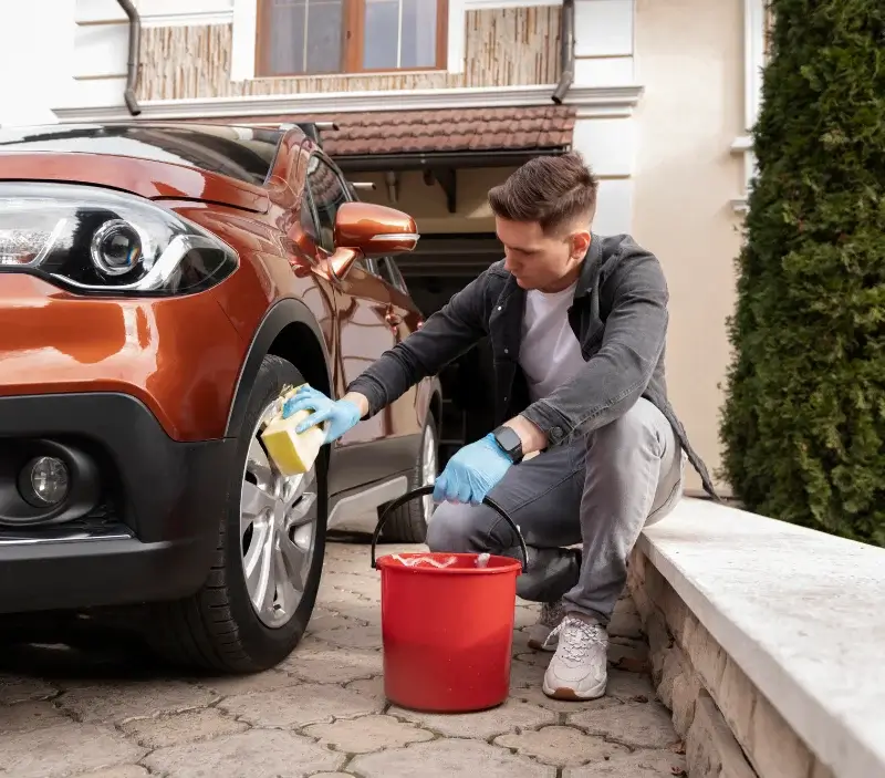 Lavage auto à domicile Chanteloup-les-Bois : professionnel intervenant sur un véhicule